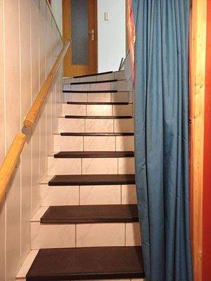 Treppe zur Saunalandschaft