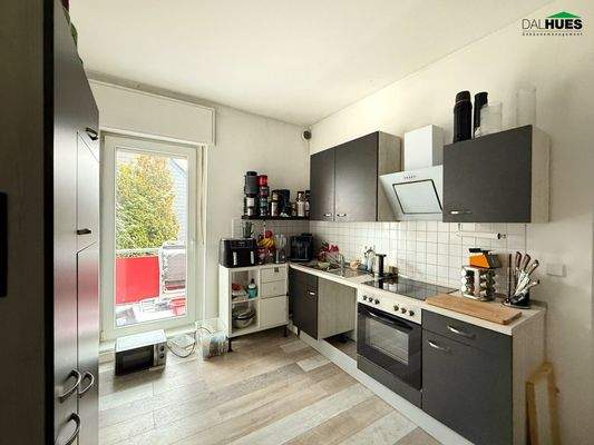 Küche mit Zugang zum Balkon