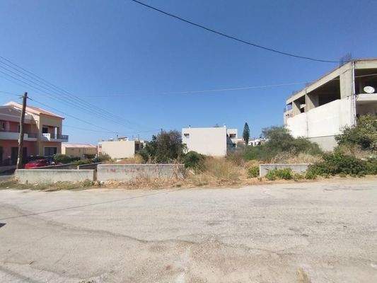 Grundstück mit großer Bebauung in Strandnähe auf Kreta zum Verkauf