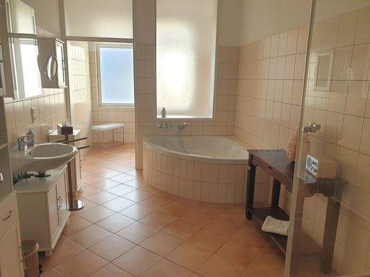 Tageslichtbad mit Dusche und Wanne