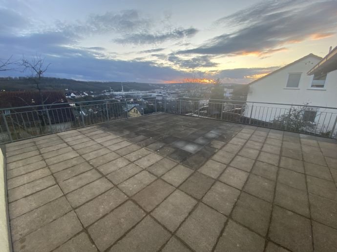 Schöne, helle 4-Zimmer-Wohnung mit großer Dachterrasse und Balkon und schöner Fernsicht bis zur Festung