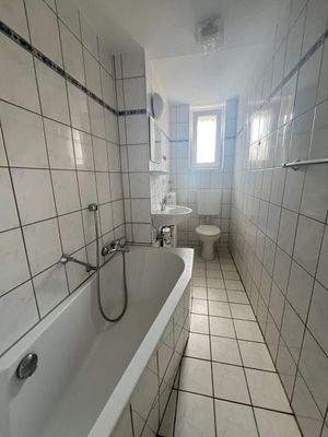 Helles Badezimmer mit Wanne