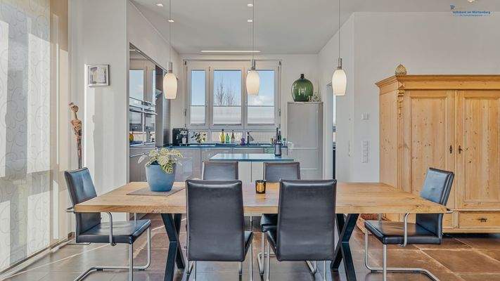 Blick von Wohnzimmer zum Essplatz und der offenen Küche