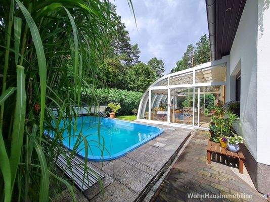 Swimmingpool mit Überdachung ca. 3 x 6 m, Tiefe ca. 1,50 m