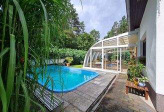 Swimmingpool mit Überdachung ca. 3 x 6 m, Tiefe ca. 1,50 m