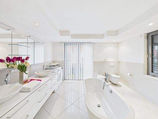 großes Tageslichtbad...