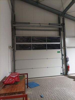 Blick in große Halle Tor seitl