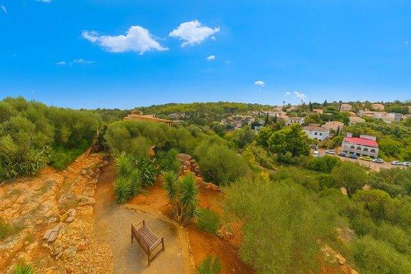 Panoramablick über Urbanisation von zweiter Parzelle