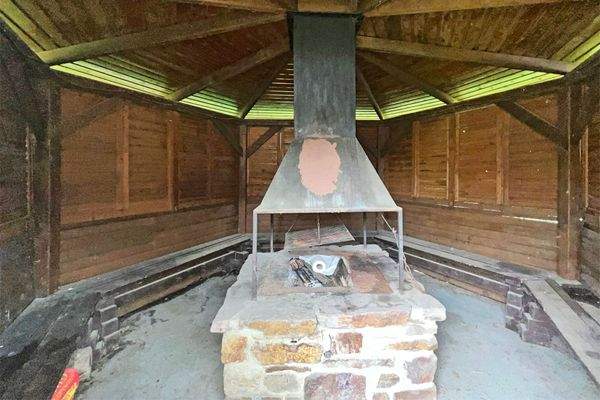 Grillhäuschen mit offenem Kamin 