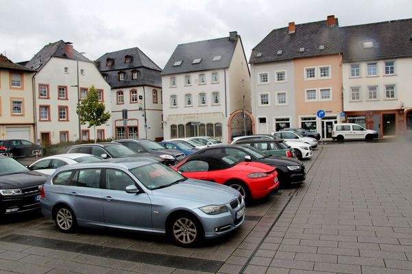 öffentlicher Parkplatz vor der Tür
