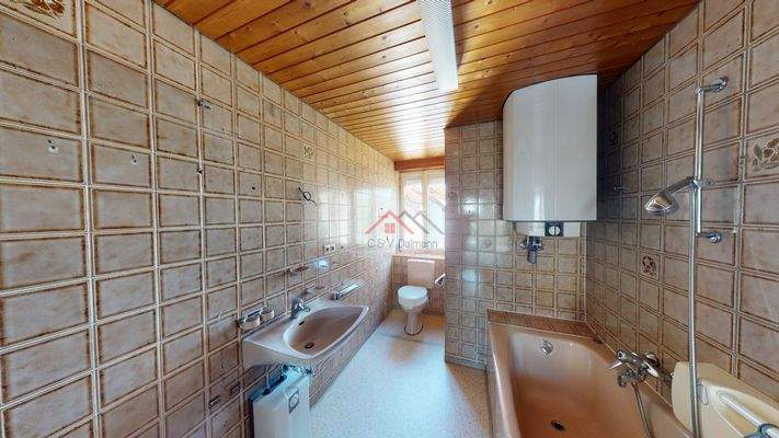 Tageslichtbad mit Wanne und WC