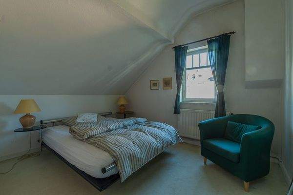 Gästezimmer mit Giebelfenster im Dachgeschoss