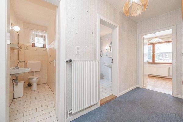 Erdgeschoss - Flur &amp; separates WC