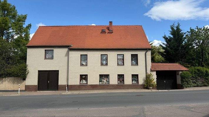 Frontalansicht von der Straße