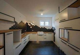 Küche mit Abstellraum