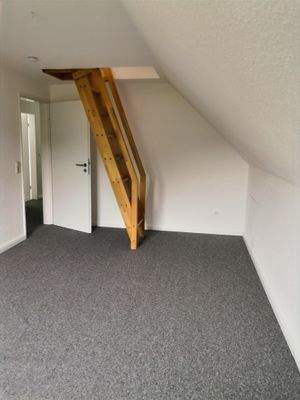 Zimmeransicht mit Treppe zum Boden