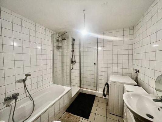 Bad mit Badewanne, Dusche, WC + WM Anschluss