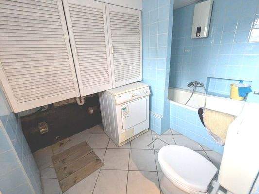 Waschkeller mit Badewanne und WC