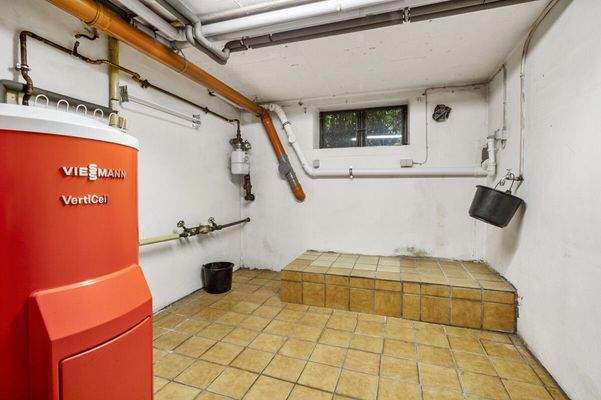 Heizungsraum mit Waschmaschinenanschluss