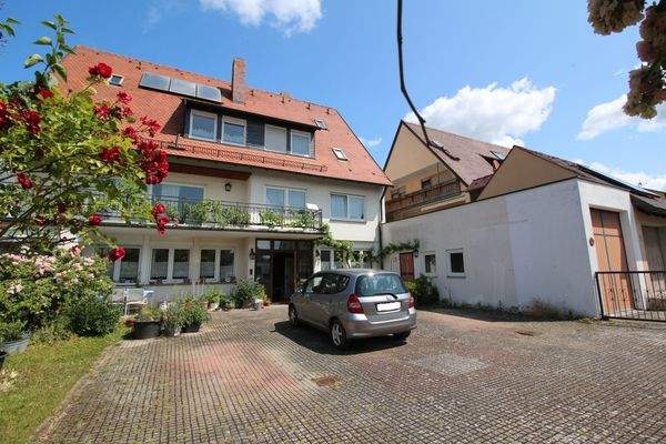 Garage und Stellplätze