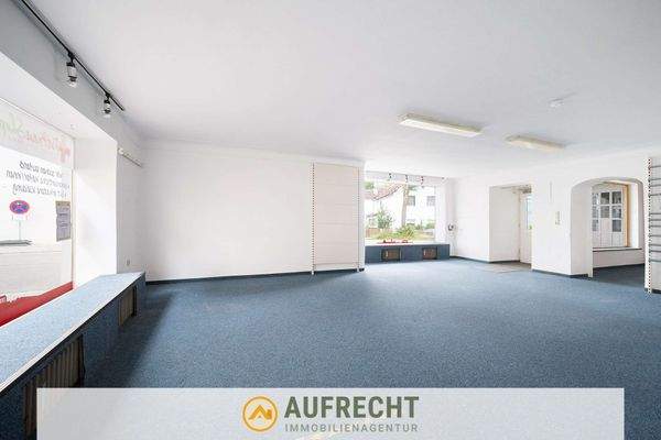 lichtdurchfluteter Verkaufsraum