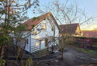 Hausansicht mit Garten