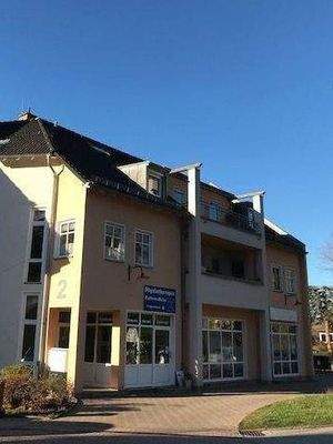 Außenansicht mit Zufahrt Stellplätze