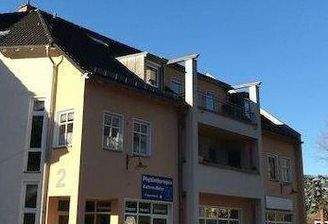 Außenansicht mit Zufahrt Stellplätze