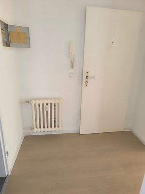 Leere Zimmerecke mit Tür