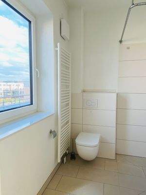 Helles Badezimmer mit Fenster