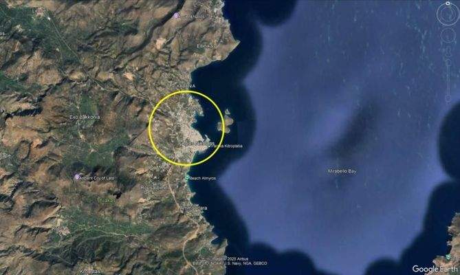 Kreta, Agios Nikolaos: Baugrundstück mit Meerblick im Ort zu verkaufen