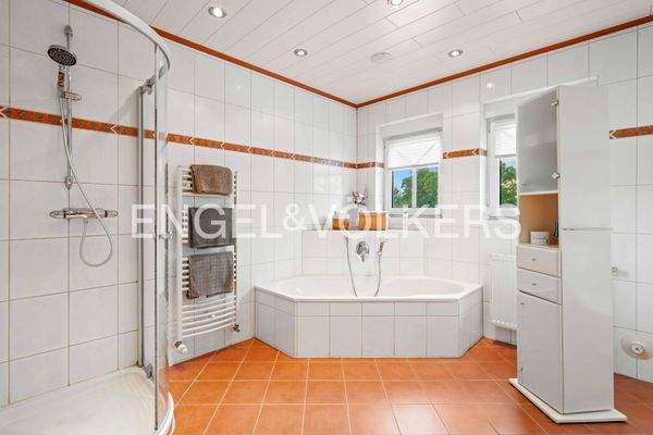 Badezimmer mit Badewanne & Dusche - OG