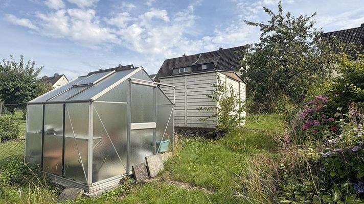 Gewächshaus und Gerätehaus