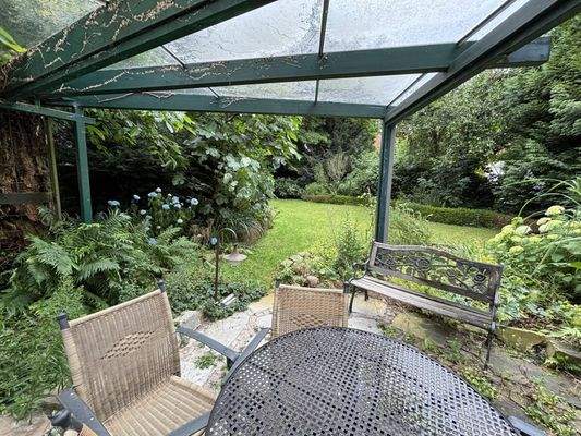 Garten / mit sanierungsbedürftiger Überdachung