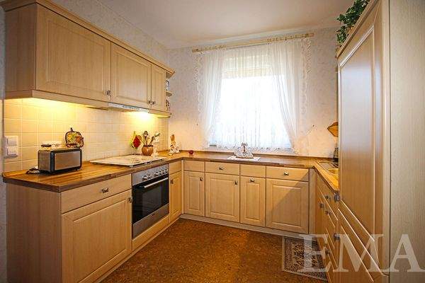 Blick zur Einbauküche