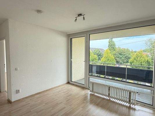 Esszimmer mit Zugang zum Balkon (vorne)