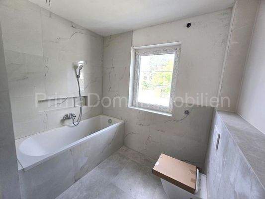 Bad mit Badewanne und Dusche