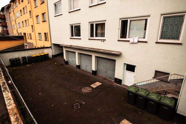 Hofansicht mit Garageneinfahrt