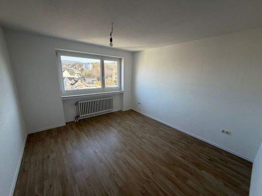 Leeres Zimmer mit Fenster