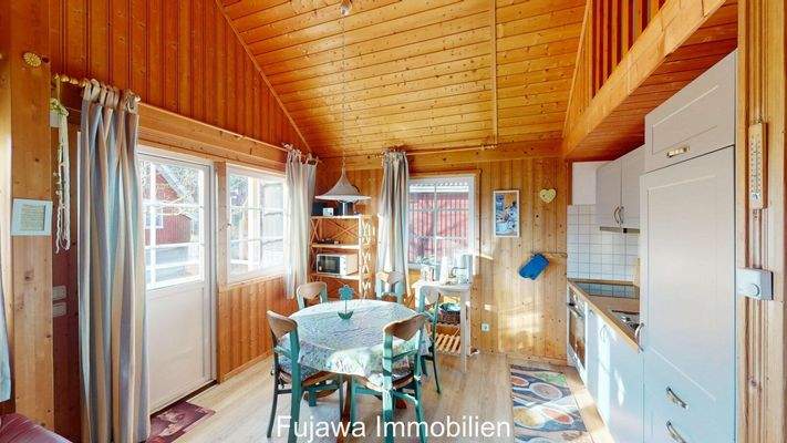 Küche mit Essplatz und Zugang zur Terrasse