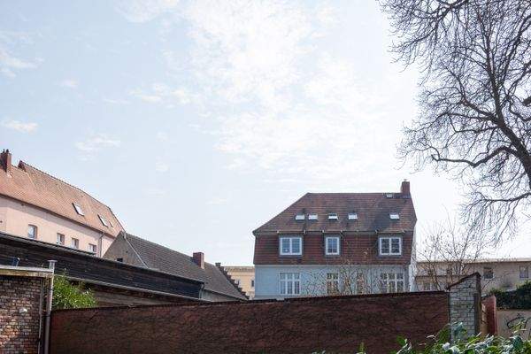 Rückansicht und Grundstücksmauer