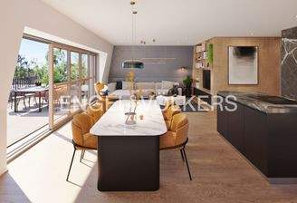 Offen gestalteter Wohnbereich mit Zugang zur Terrasse