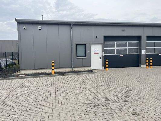 akt. Bild, linke Hallenfront