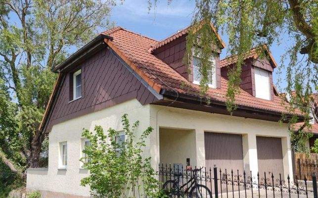 2 Garagen u. Einliegerwohnung 