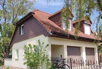 2 Garagen u. Einliegerwohnung 