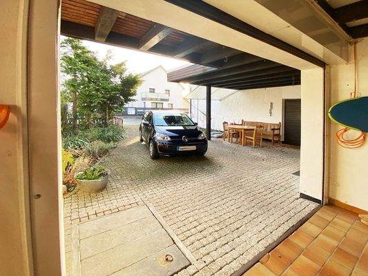 Große Garage mit E-Tor