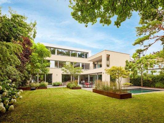 Die Gartenanlage verbindet architektonischen Anspruch mit lebendiger Gestaltung, die offensteht für Familie und Freunde