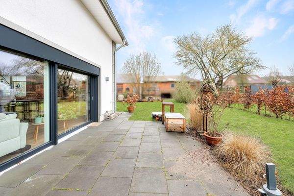 Blick von der Terrasse in den Garten