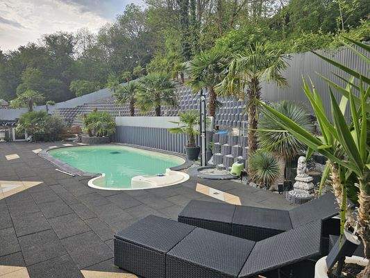 Pool undTerrasse der Wohnung 5