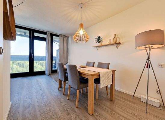 Lichtdurchflutet (KI-möbliert)